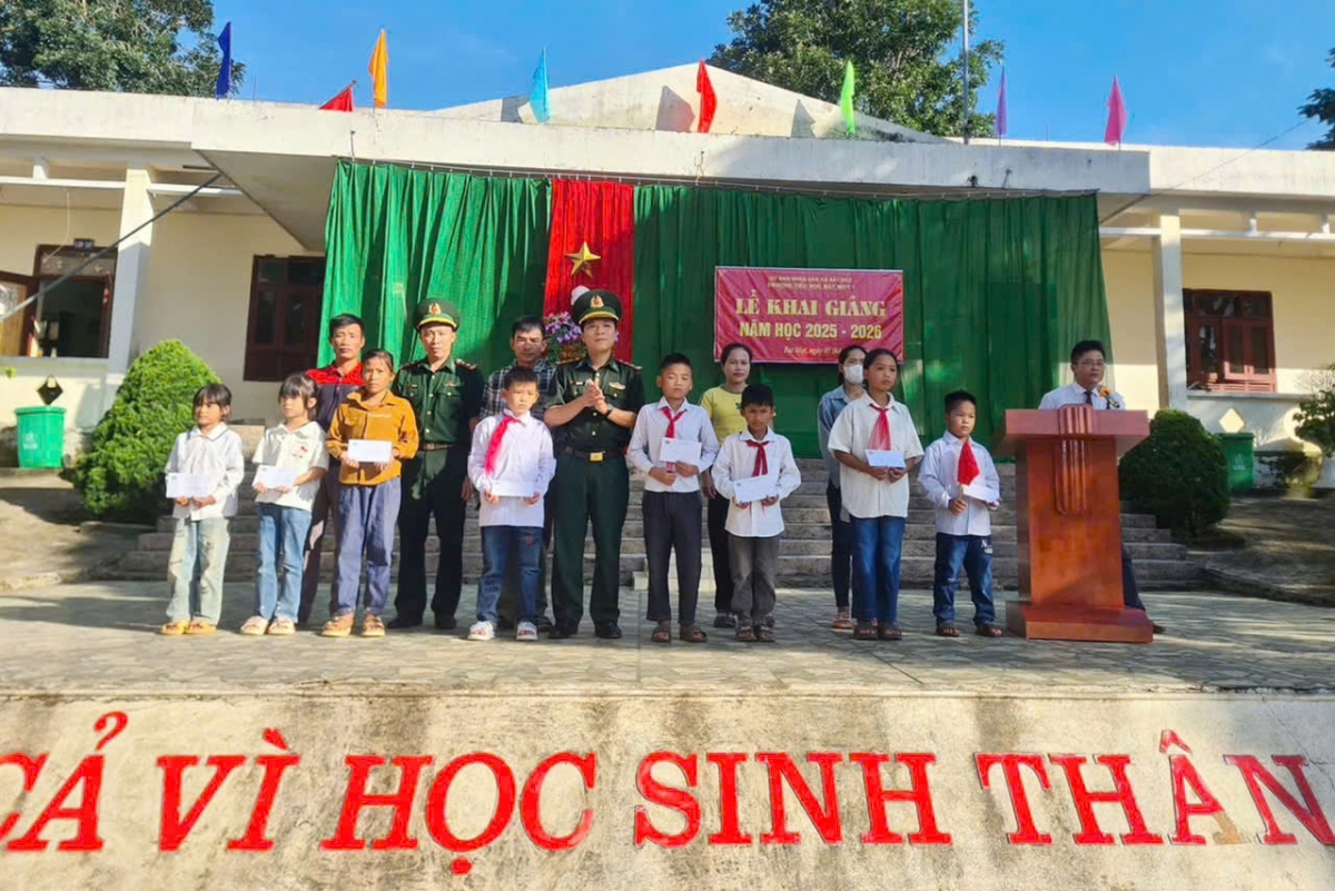 Cán bộ Đồn biên phòng Bát Mọt (Thanh Hóa) tặng quà học sinh dịp Khai giảng năm học mới