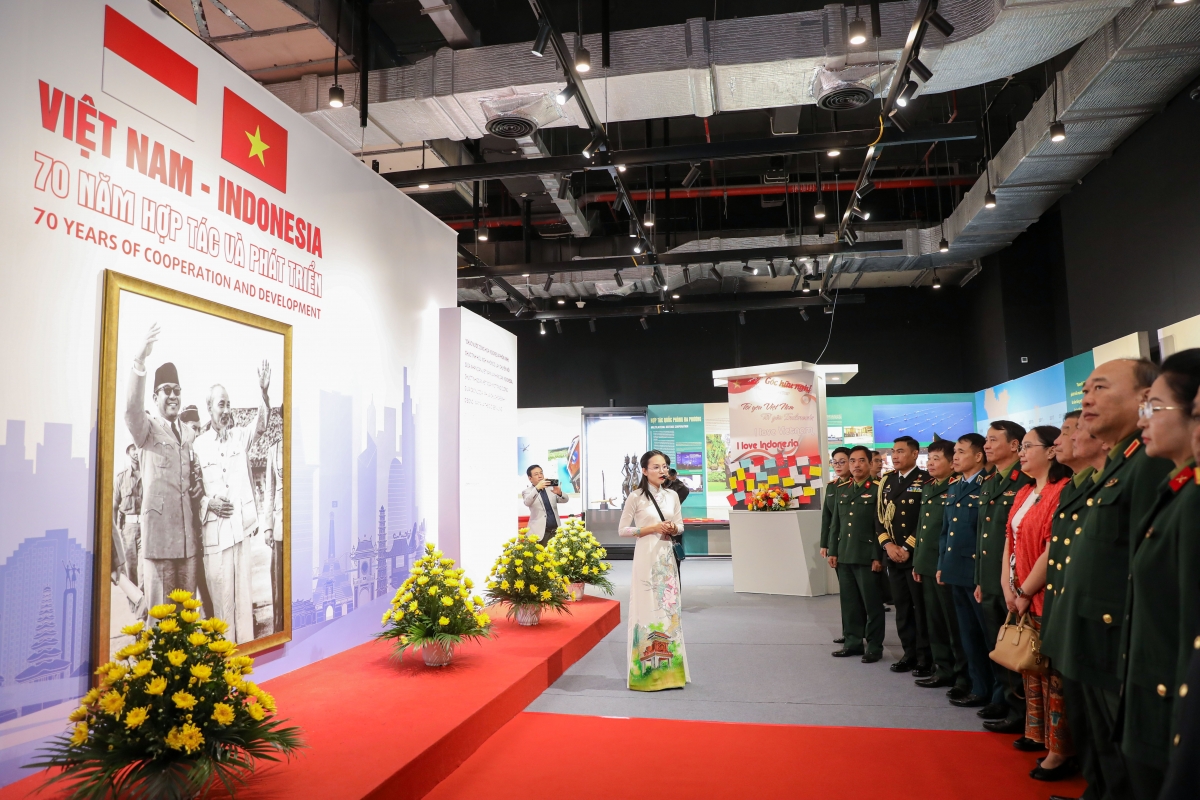 Các đại biểu Việt Nam và Indonesia tham quan triển lãm. Ảnh: Đức Anh