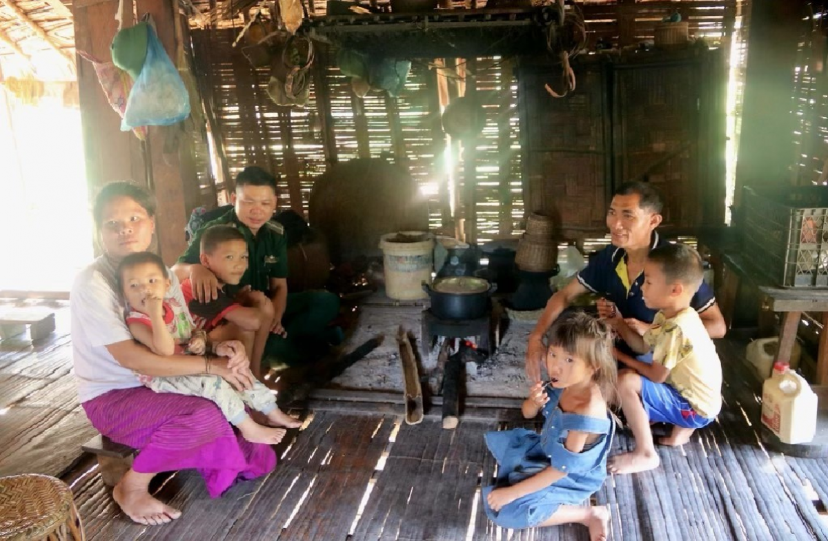 Cán bộ Đồn biên phòng Bát Mọt thăm hỏi, động viên gia đình cháu Bun Xu, bản Thà Láu (Lào) trong chương trình “Nâng bước em tới trường