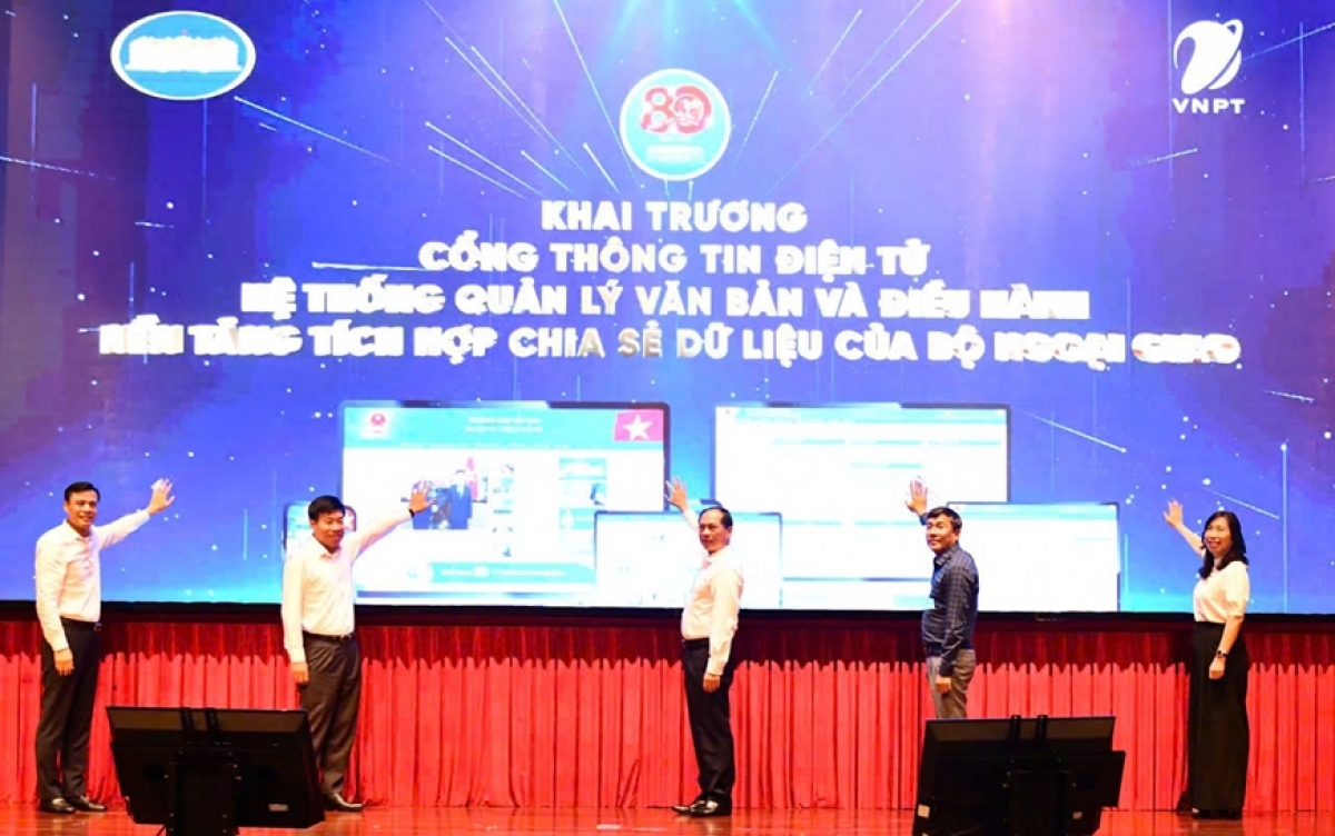 Lãnh đạo Bộ Ngoại giao thực hiện nghi thức khai trương 3 phần mềm chuyển đổi số trọng yếu vào ngày 4/7/2025. Ảnh: qdnd.vn
