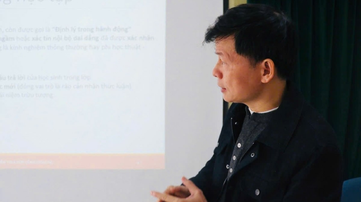 PGS.TS Nguyễn Chí Thành- Trưởng khoa Sư phạm trường ĐH Giáo dục, ĐHQG HN trinh bày báo cáo khoa học tại Hội thảo (Ảnh: Thu Lương)