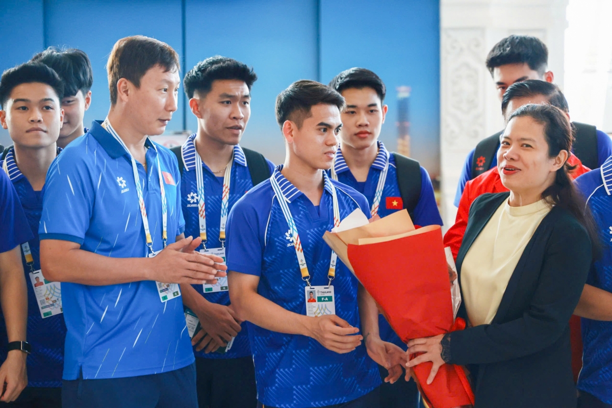 Bà Hoàng Diễm Hạnh – Tham tán Đại sứ quán Việt Nam tại Thái Lan tặng hoa chào mừng và chúc thầy trò HLV Kim Sang Sik thi đấu thành công tại SEA Games 33 (Ảnh VFF)