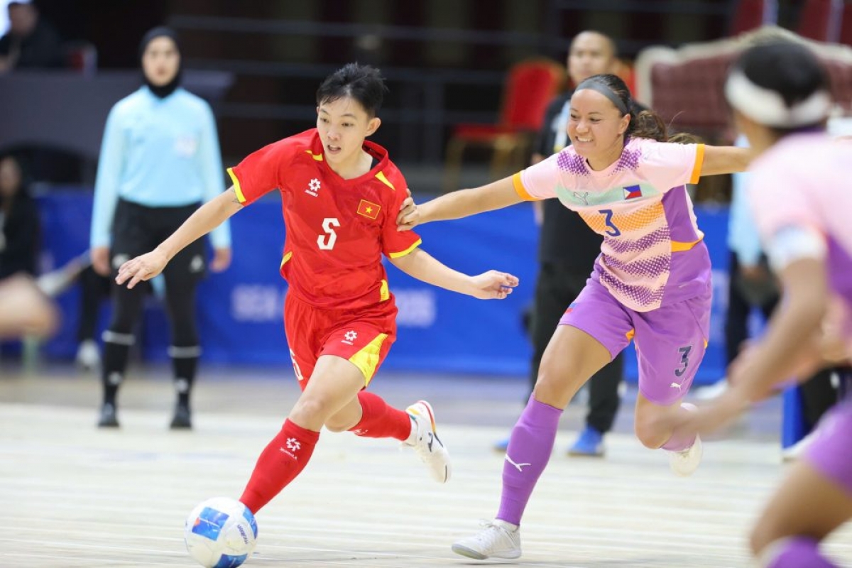 Đội tuyển futsal nữ Việt Nam tạo sức ép lớn trước khung thành Philippines (Ảnh: Đức Cường)