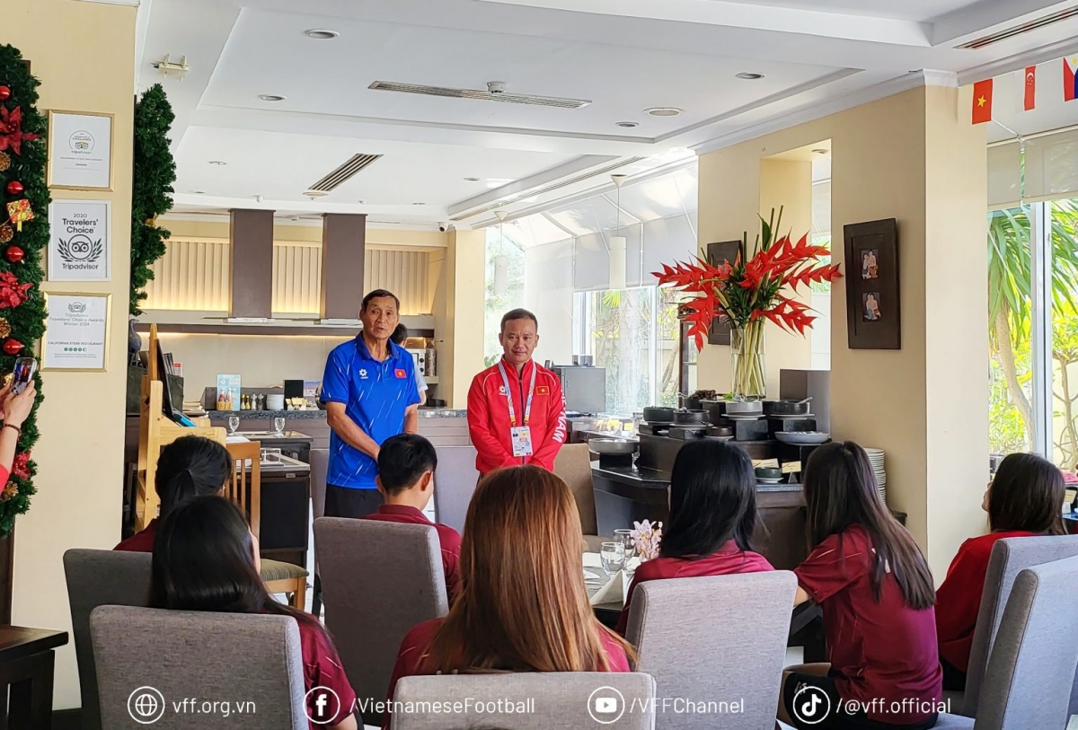 Trưởng đoàn Thể thao Việt Nam tại SEA Games 33 tới thăm và động viên đội tuyển nữ Việt Nam (Ảnh: VFF)