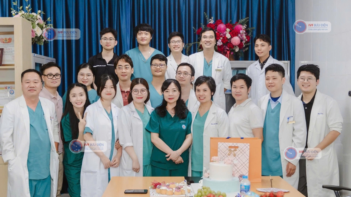 BS Nguyễn Thị Nhã (Áo xanh) cùng các y bác sỹ của Trung tâm hỗ trợ sinh sản - BV Bưu Điện. Ảnh Internet