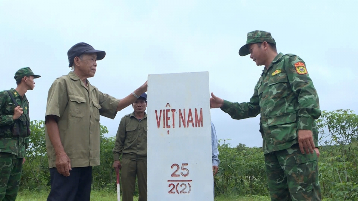 Già làng Ksor Bơng cùng lực lượng biên phòng kiểm tra cột mốc biên giới