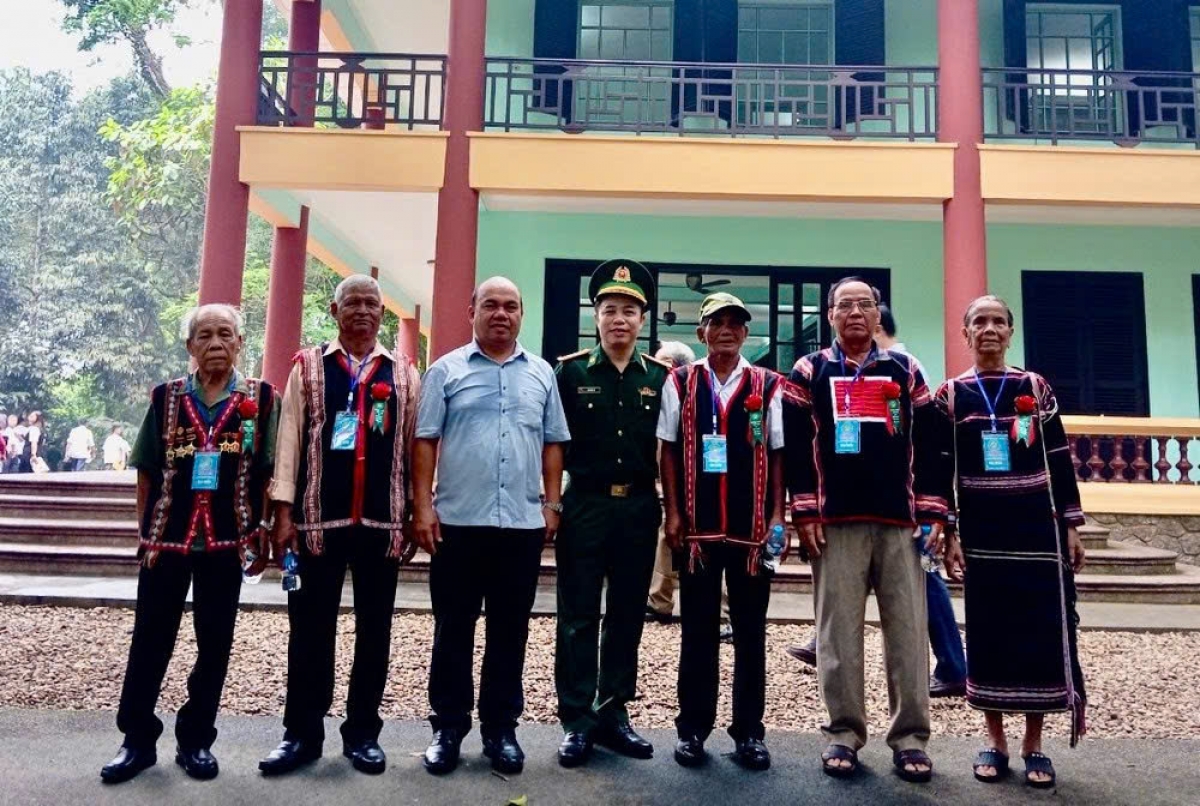 Già Ksor Bơng (ngoài cùng) chụp ảnh lưu niệm cùng các già làng ở Gia Lai được vinh danh trong chương trình “Điểm tựa của bản làng” năm 2024