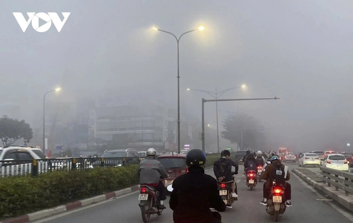 Không khí tại khu vực đô thị ô nhiễm khiến người dân lo lắng mỗi khi phải ra đường.