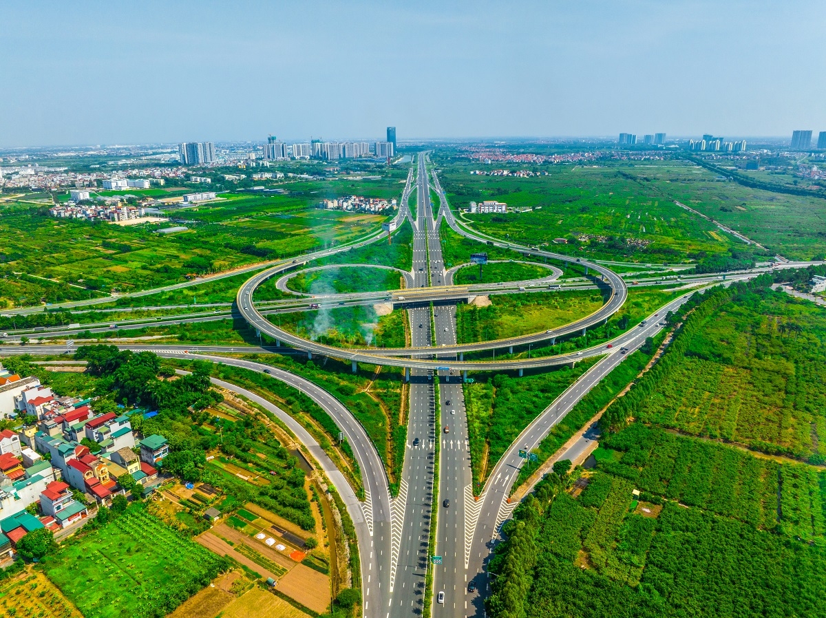 Phát triển hạ tầng giao thông được xác định là then chốt trong phát triển kinh tế - xã hội. Ảnh: vneconomy.vn