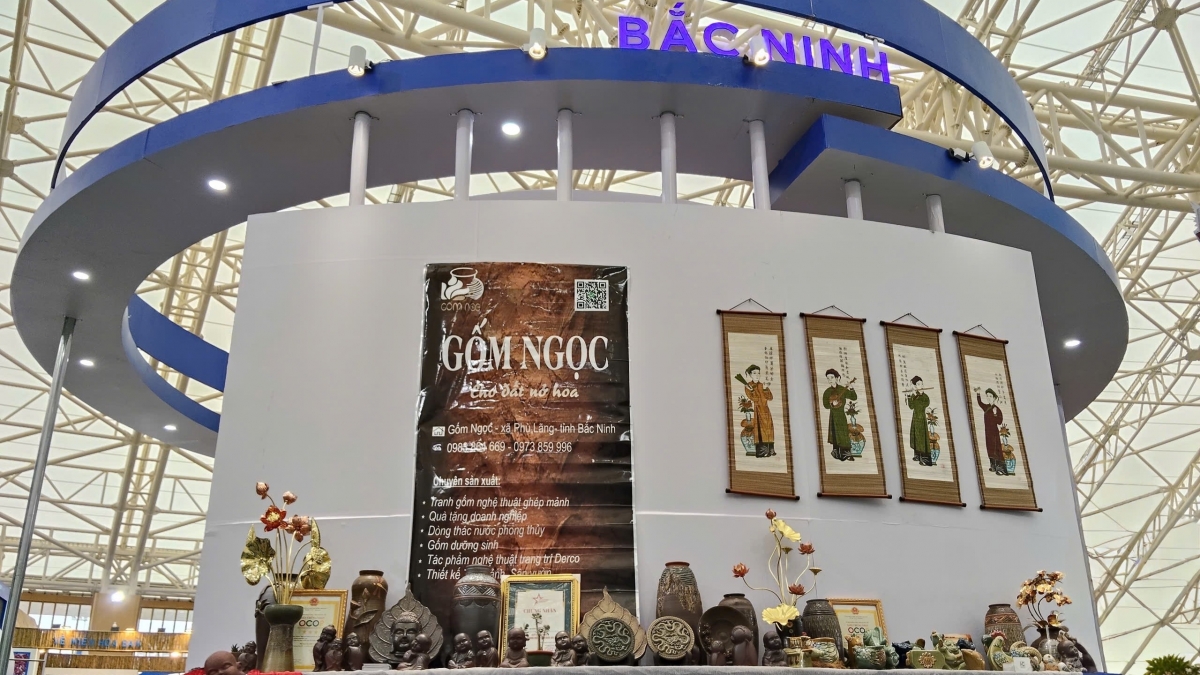 Gốm Ngọc, một trong những sản phẩm nổi bật của Hợp tác xã dịch vụ du lịch Gốm Phù Lãng. Ảnh: KT