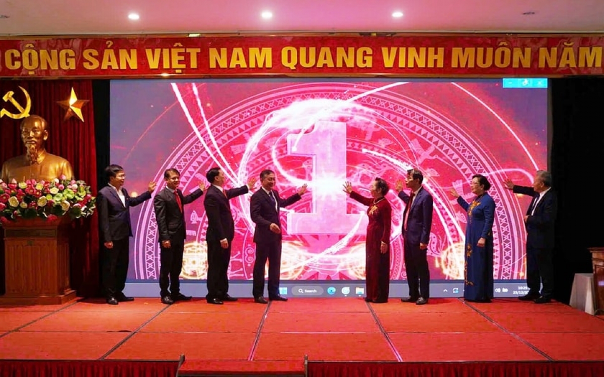 Các đại biểu bấm nút khai trương Cổng Thông tin điện tử Hội Khuyến học Việt Nam