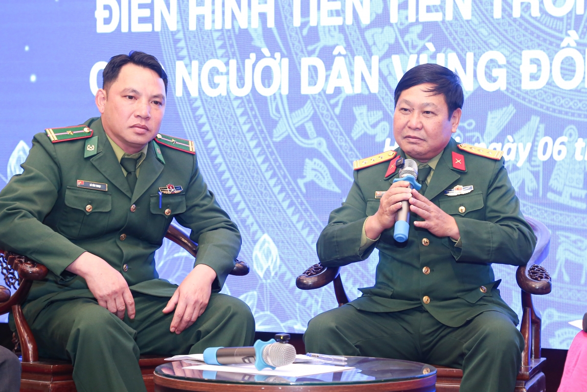Thượng tá Nguyễn Như Hồng, Phó Chính ủy Đoàn Kinh tế – Quốc phòng Quân khu 4 (bên phải) (Ảnh moet) 