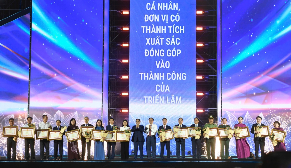 Khen thưởng đúng và kịp thời mang lại những giá trị tích cực. Ảnh: baochinhphu.vn