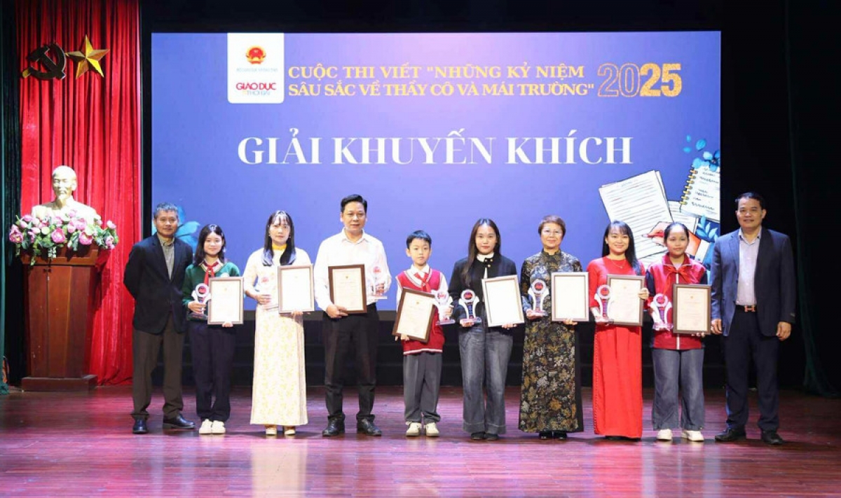 Các tác giả nhận giải khuyế khích (Ảnh: BTC)