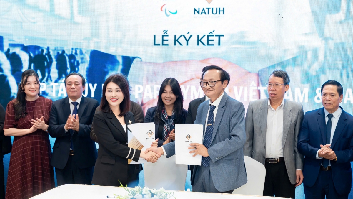 Đại diện Ủy ban Paralympic Việt Nam (UBPVN) và đại diện Công ty Cổ phần Đầu tư NATUH kí kết hợp tác. Ảnh: BTC