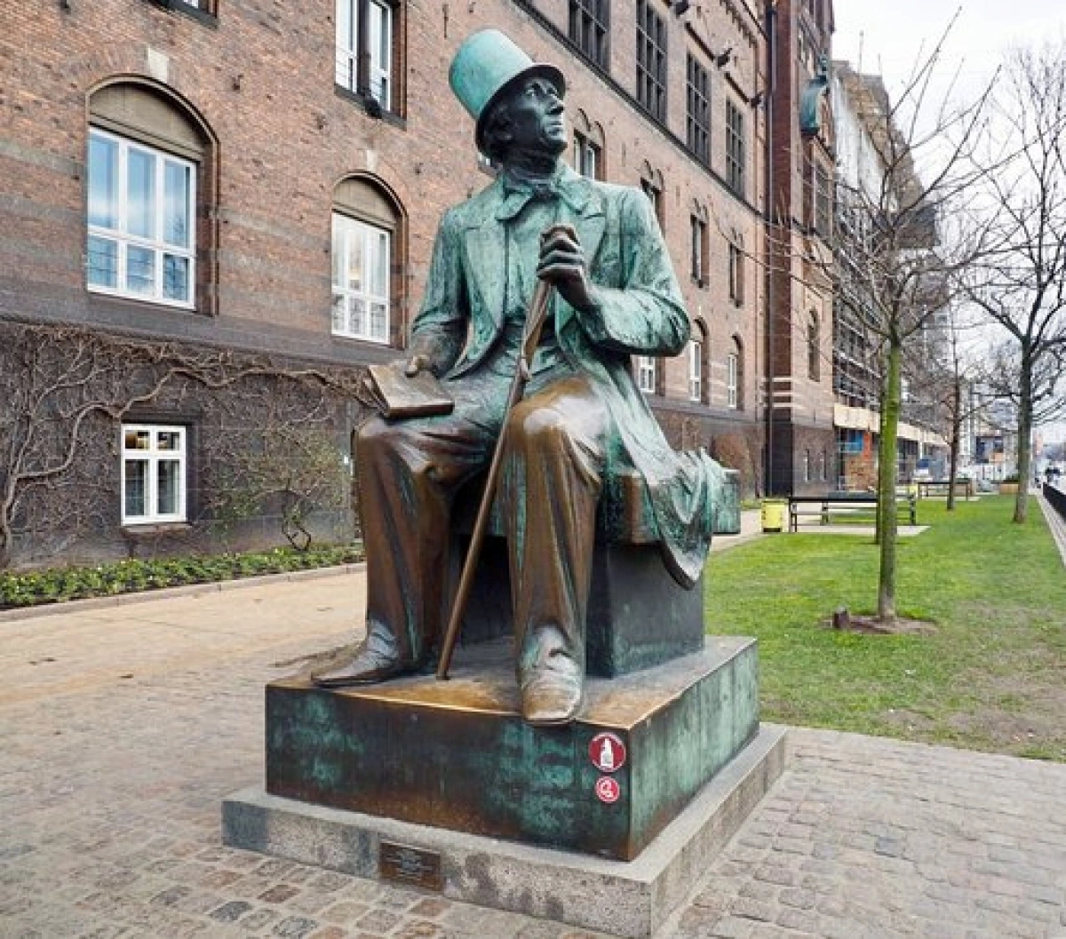 Tượng nhà văn Andersen tại ở thủ đô Copenhagen, Đan Mạch. Ảnh: vov.vn