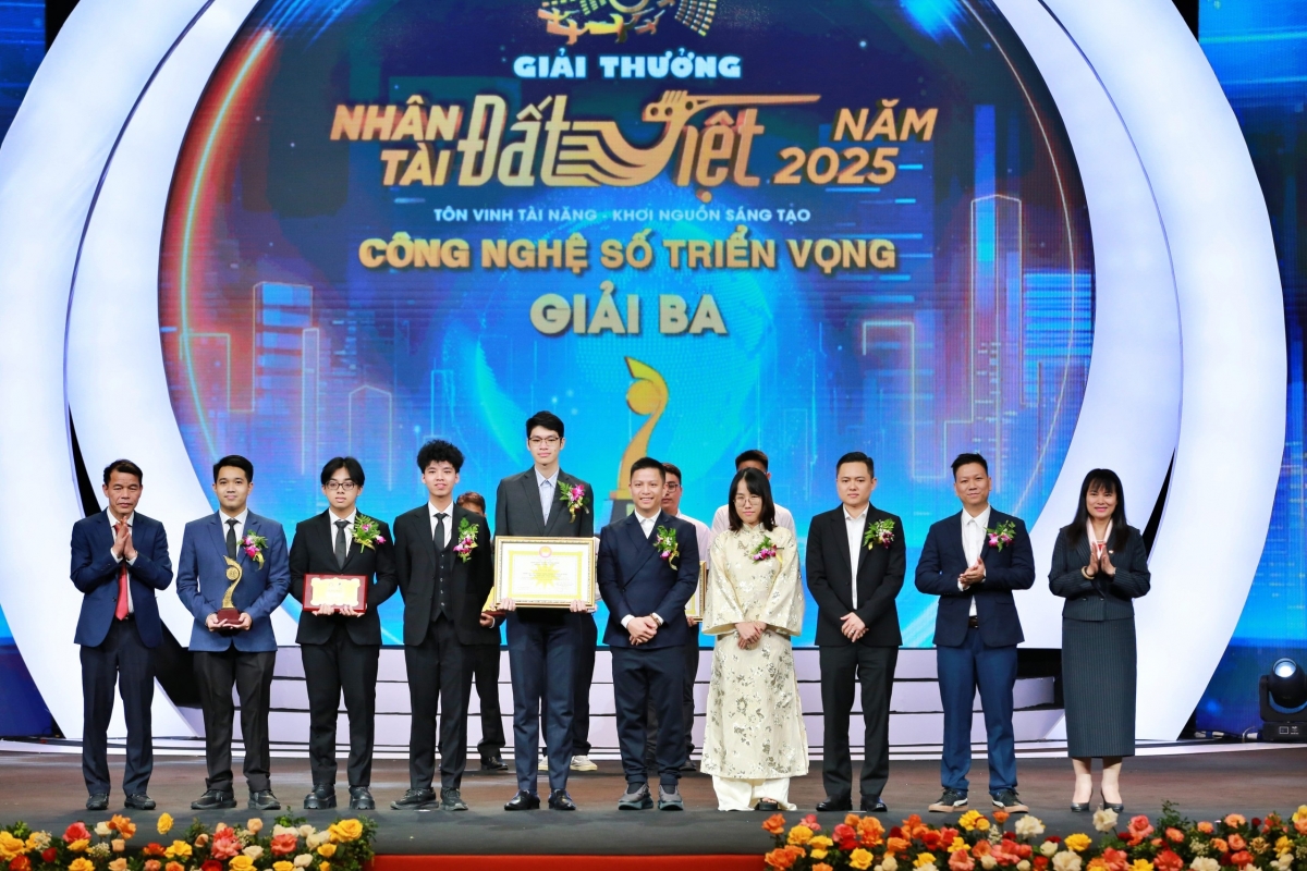 Các thành viên dự án "nhận diện website lừa đảo bằng trí tuệ nhân tạo" nhận giải thưởng Nhân tài đất Việt 2025. Ảnh: CDKH
