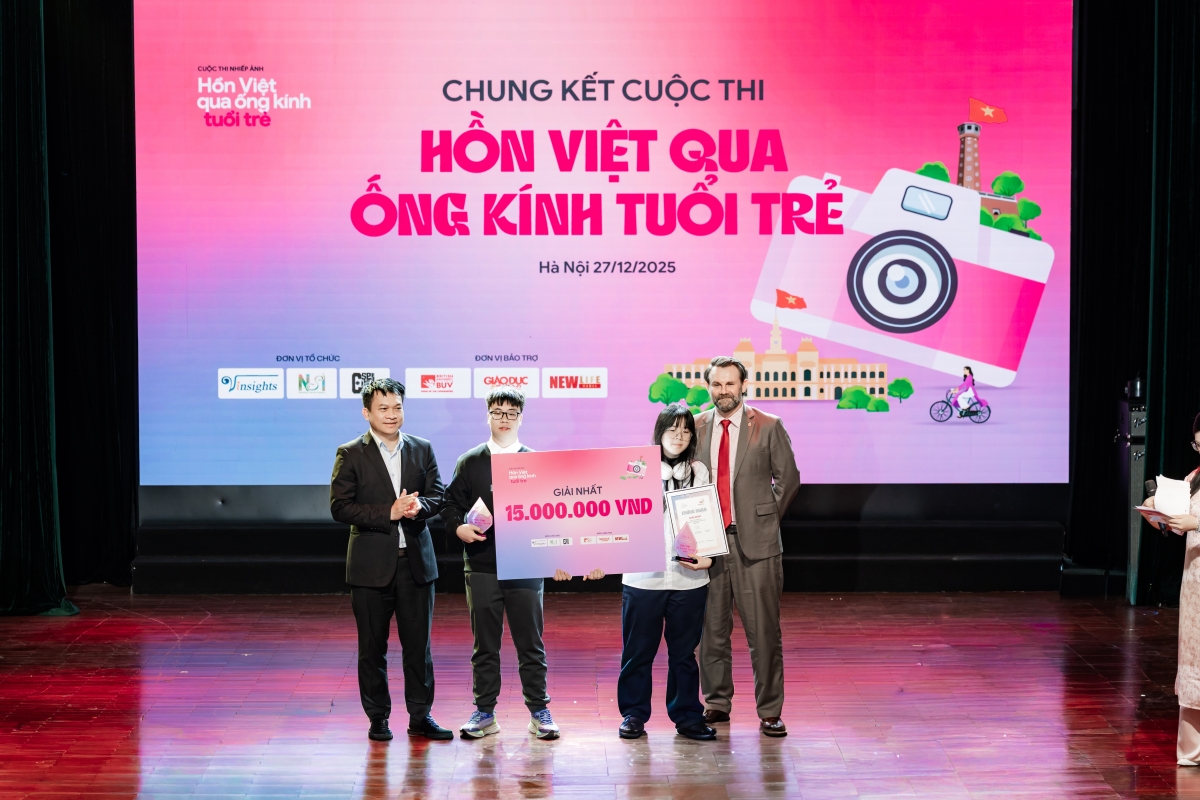 Đại diện Ban Tổ chức trao giải Nhất cho học sinh Trường THPT Nguyễn Thị Minh Khai.
( Ảnh : Thu Lương )