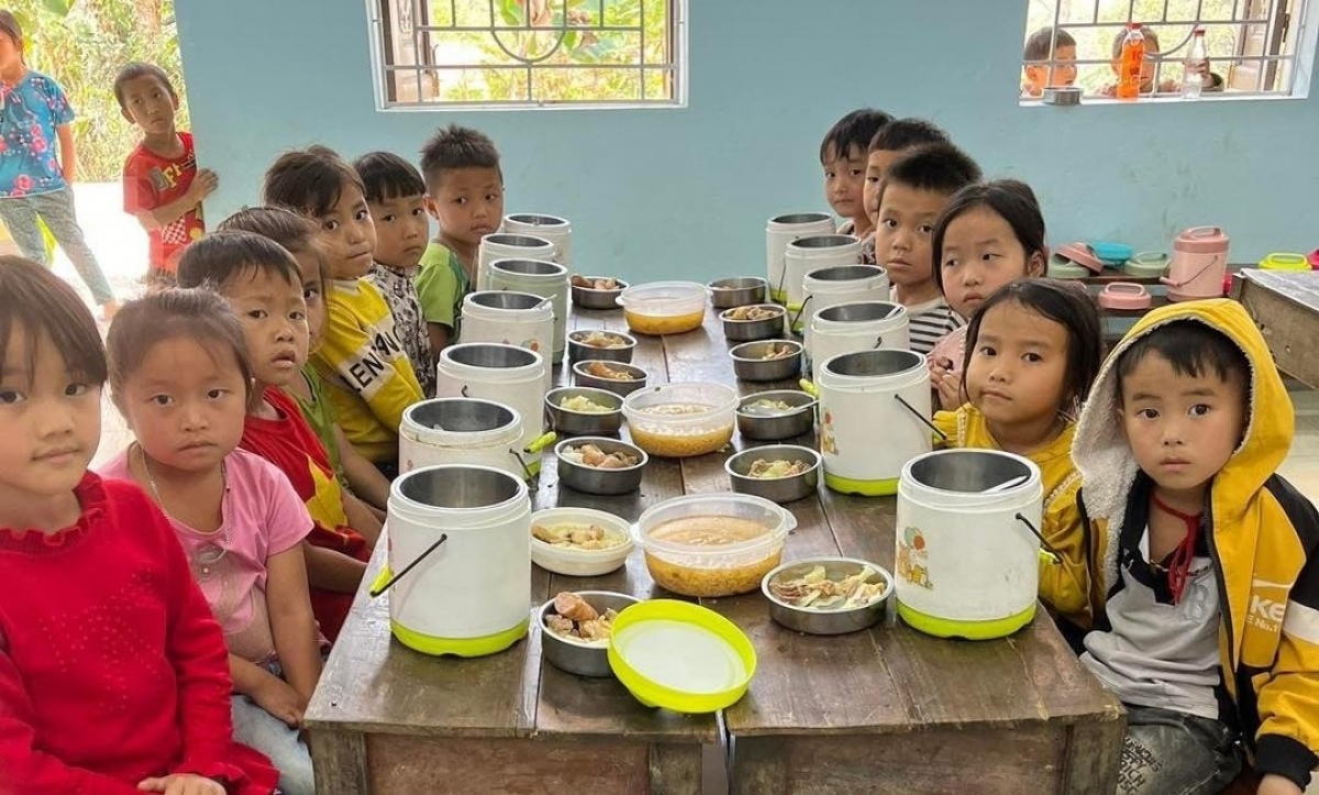 Bữa cơm của các em nhỏ vùng cao do dự án Nuôi em thực hiện. (Ảnh: FB dự án Nuôi em)