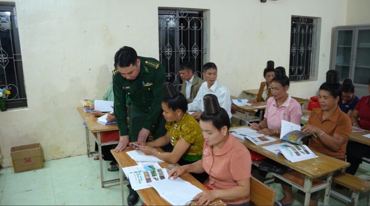 Lớp học xóa mù do thiếu tá Lò Văn Thoại, Đồn Biên phòng Mường Lèo, Sơn La đứng lớp. (Ảnh: moet)