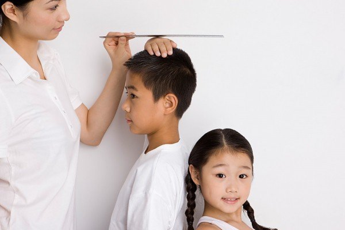 Cha mẹ nên thường xuyên theo dõi sự phát triển của trẻ để sớm nhận biết dấu hiệu thiếu can xi. (Ảnh Internet)