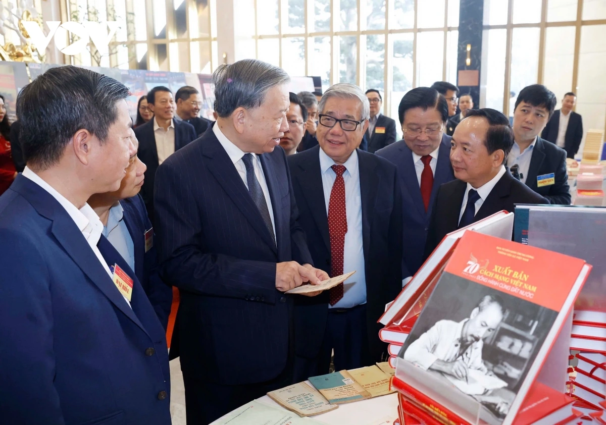 Tổng Bí thư Tô Lâm tham quan triển lãm. Ảnh: vov.vn