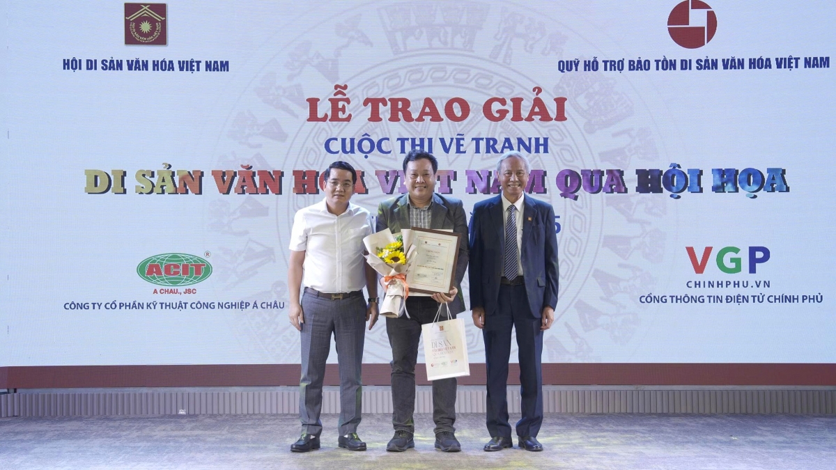 BTC trao giải Nhất cuộc thi cho tác giả Lê Phi Hùng. Ảnh: Thanh Huyền - VOV2