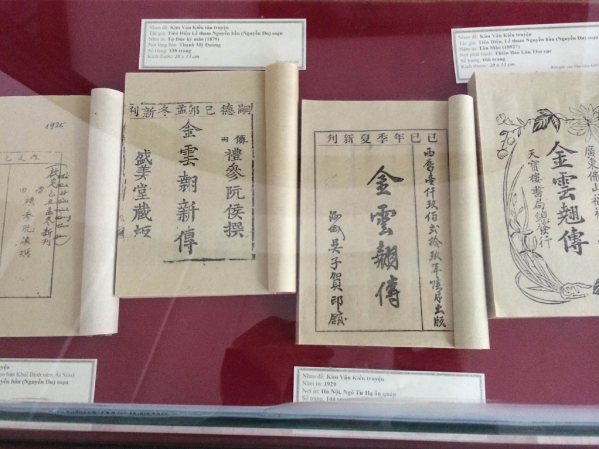 Một số ấn bản Truyện Kiều được in từ năm 1928, 1932. Ảnh: Báo Thanh Niên