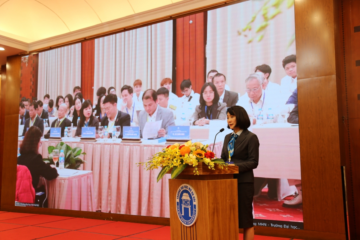 TS Nguyễn Thị Thu Hương, Trưởng khoa kinh tế, trường đại học Mở Hà Nội trình bày tham luận tại phiên toàn thể