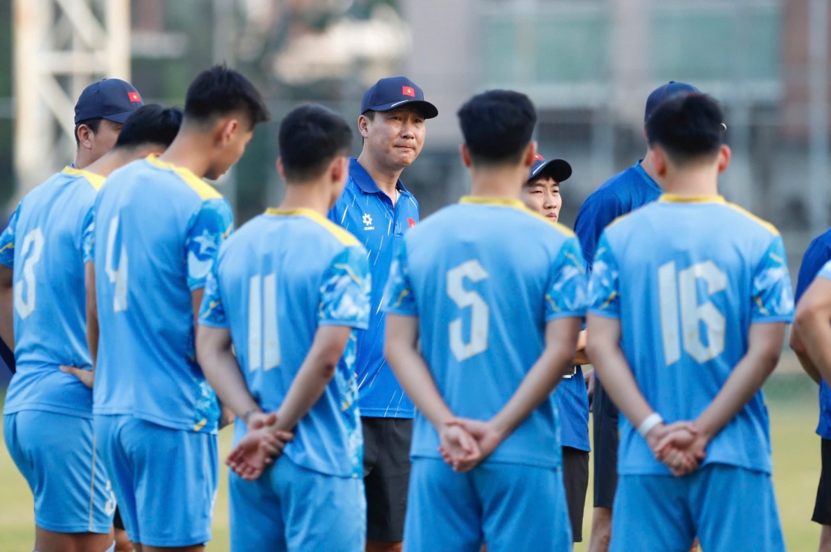 Thầy trò HLV Kim Sang Sik hướng đến 3 điểm đầu tiên (Ảnh: VFF)