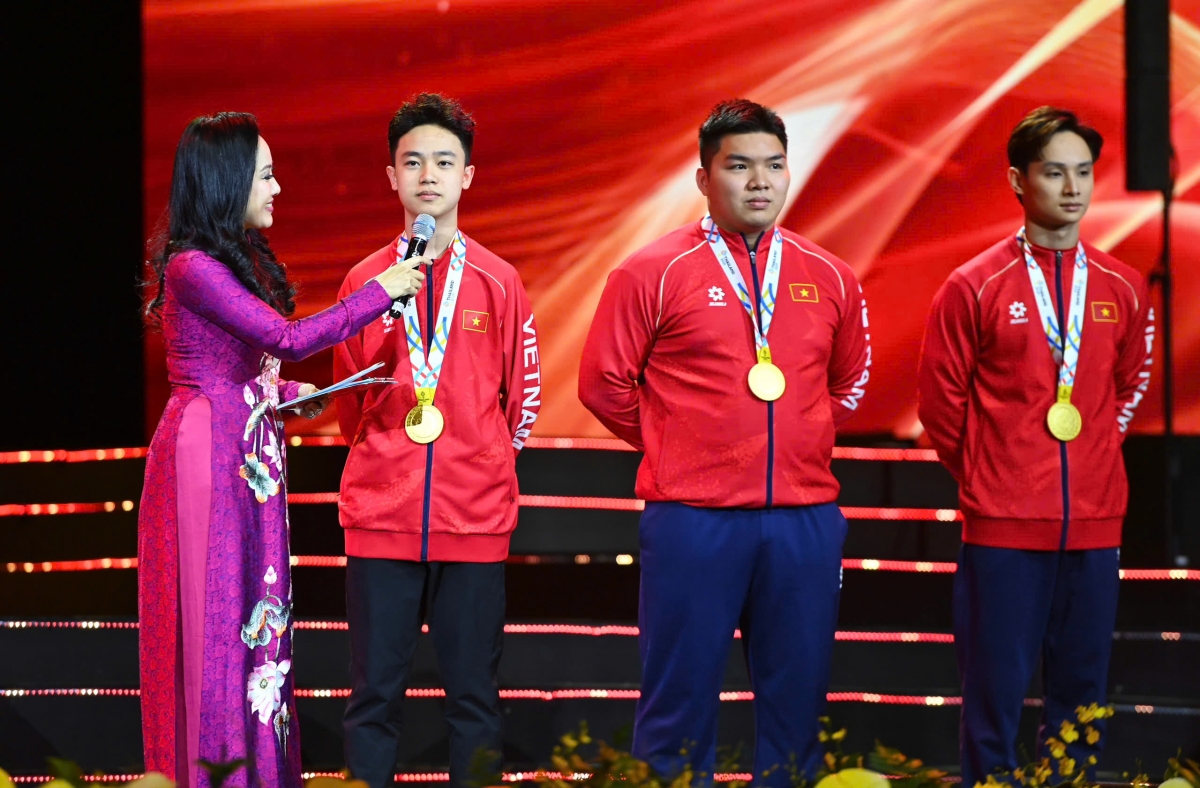 Các VĐV đạt thành tích cao của Việt Nam tham gia giao lưu trên sân khấu (Ảnh: Quang Minh)