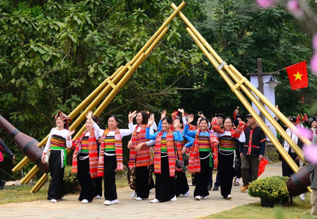 Đồng bào chào năm mới 2026. Ảnh: Làng VHDLCDTVN