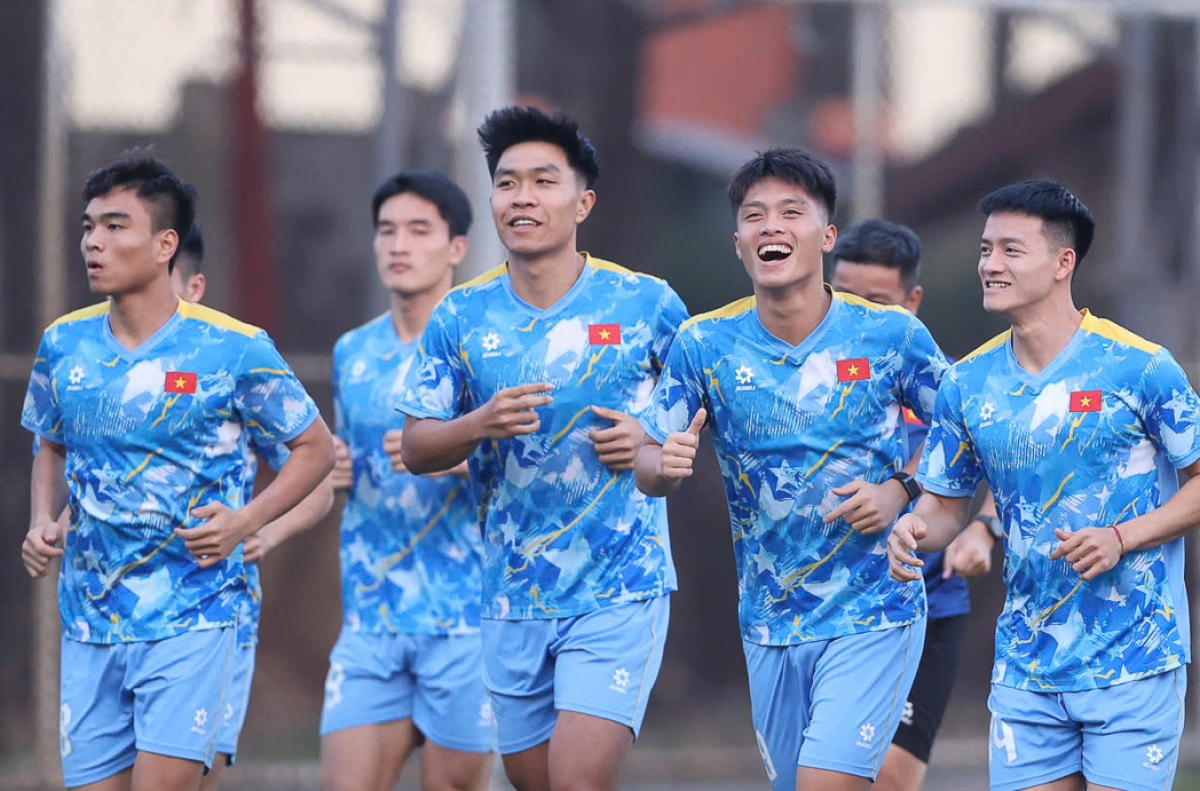 Không khí đầy vui vẻ trong buổi tập nhẹ của các cầu thủ U22 Việt Nam (Ảnh VFF)