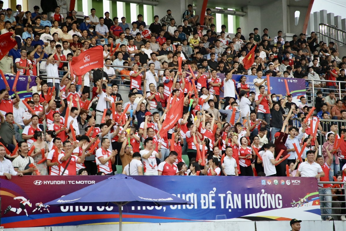 Các CĐV đến chật kín sân Gia Định để theo dõi các trận đấu tại VCK VSC-S5 (ảnh: Vietfootball)