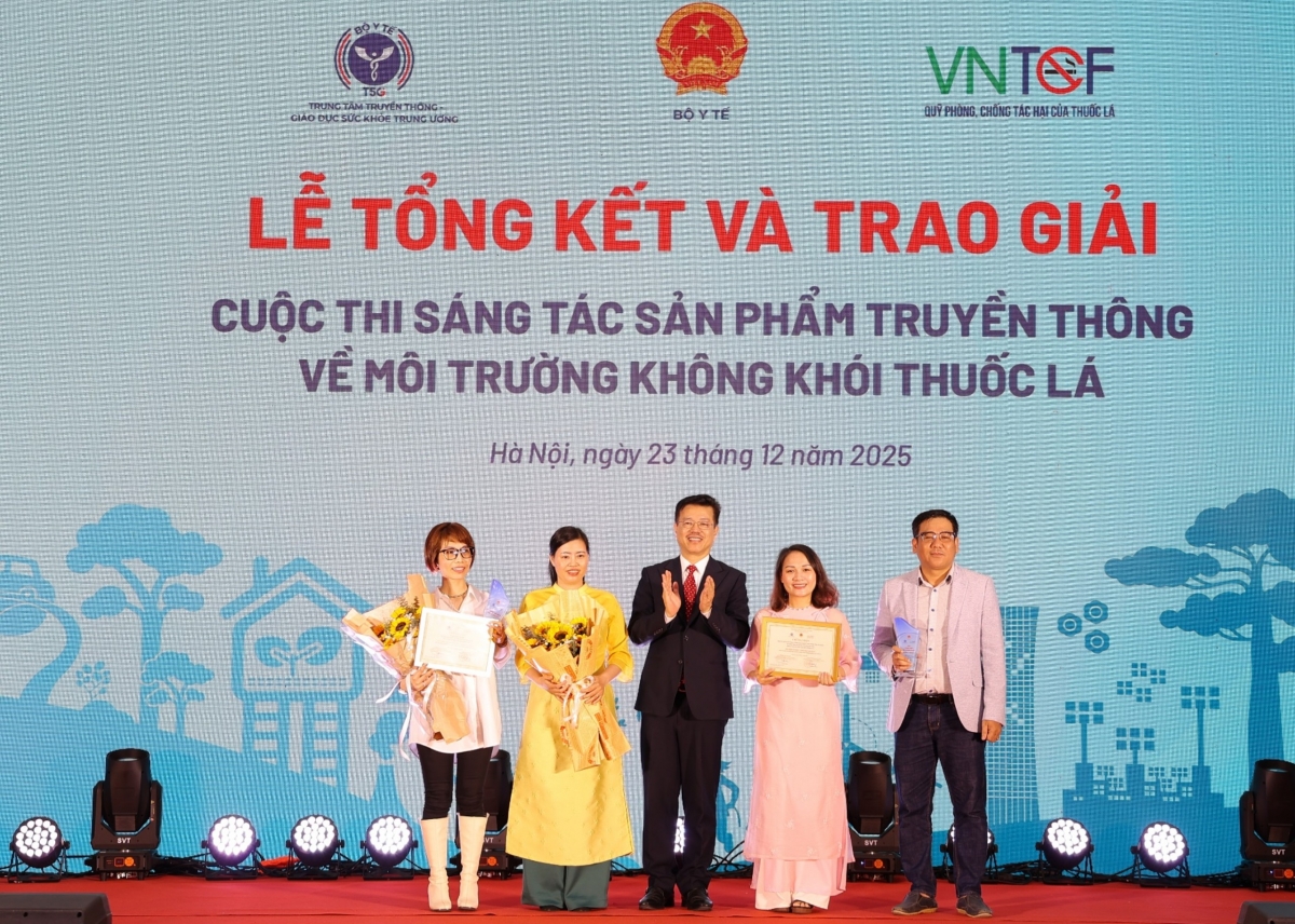 Ông Vũ Mạnh Cường - Giám đốc TTTT Giáo dục sức khỏe Bộ Y tế trao giải cho các tác giả
(Ảnh: Bộ Y tế)