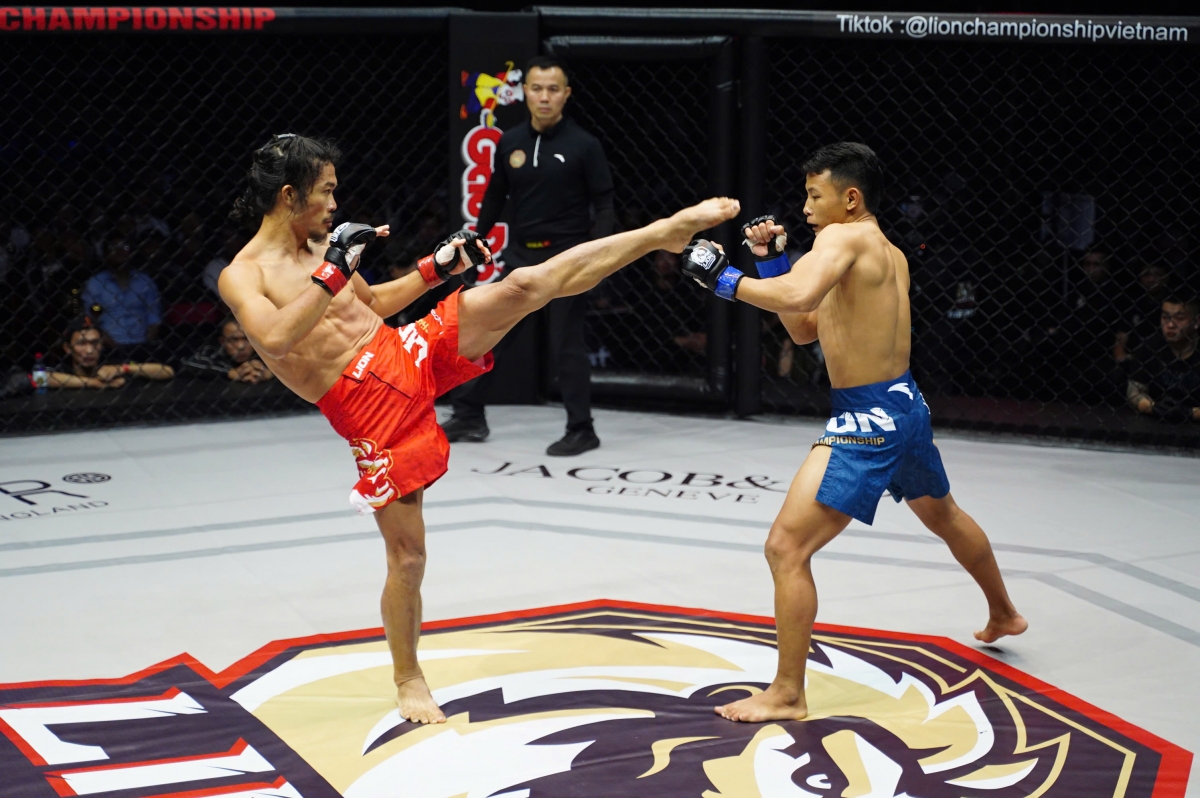 "Lão tướng" Trần Trọng Kim (trái) thắng knockout trong hiệp 2 trước Đinh Văn Khuyến (ảnh: VMMAF)