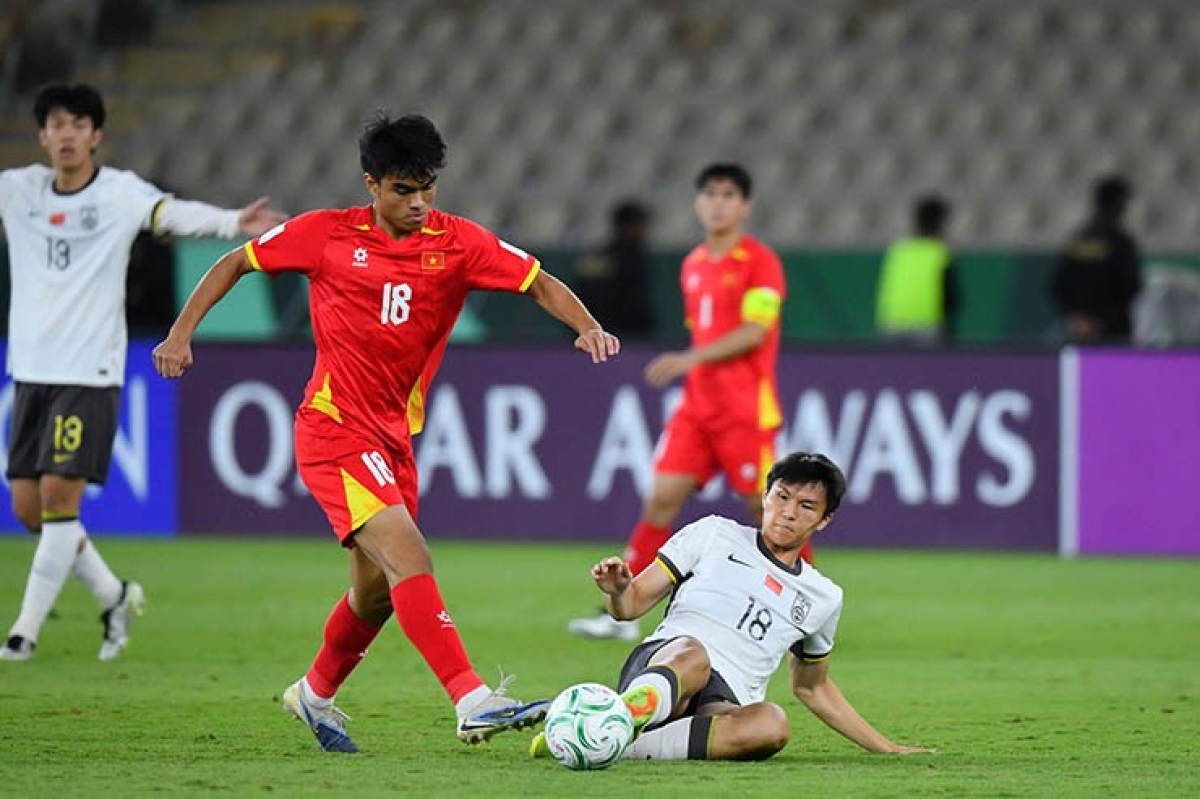 HLV Kim Sang-sik buộc phải thay mới toàn bộ hàng công, sau khi U23 Việt Nam thủng lưới chóng vánh 2 bàn ngay đầu hiệp 2. Ảnh: VFF.