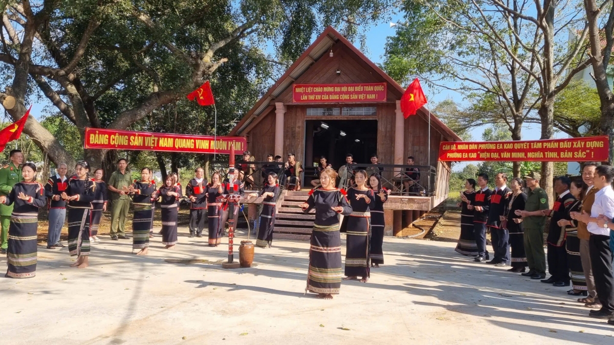 Bà con các buôn làng phường Ea Kao, tỉnh Đắk Lắk cùng nhau hát múa để chào mừng Đại hội. Ảnh: VOV Tây Nguyên