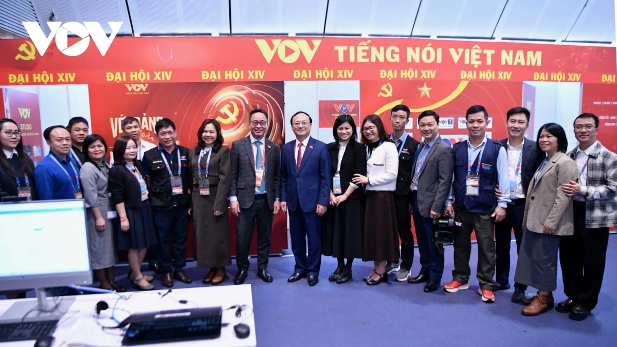 Tổng Giám đốc VOV Đỗ Tiến Sỹ và Phó Tổng Giám đốc VOV Phạm Mạnh Hùng đến kiểm tra, động viên phóng viên, biên tập viên, kỹ thuật viên đang tác nghiệp tại khu vực của VOV ở Trung tâm báo chí Đại hội XIV.