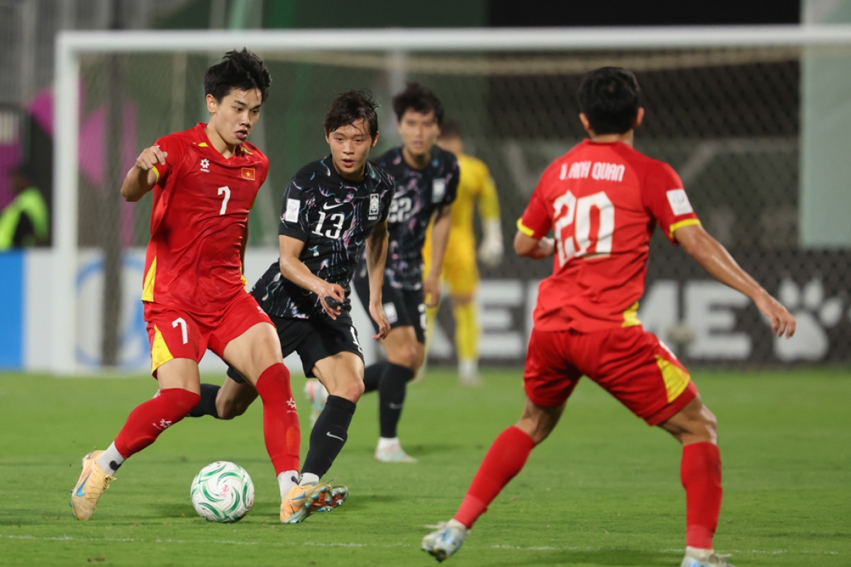 HLV Kim Sang Sik tạo cơ hội tối đa cho các cầu thủ đều được vào sân thi đấu (Ảnh: AFC)