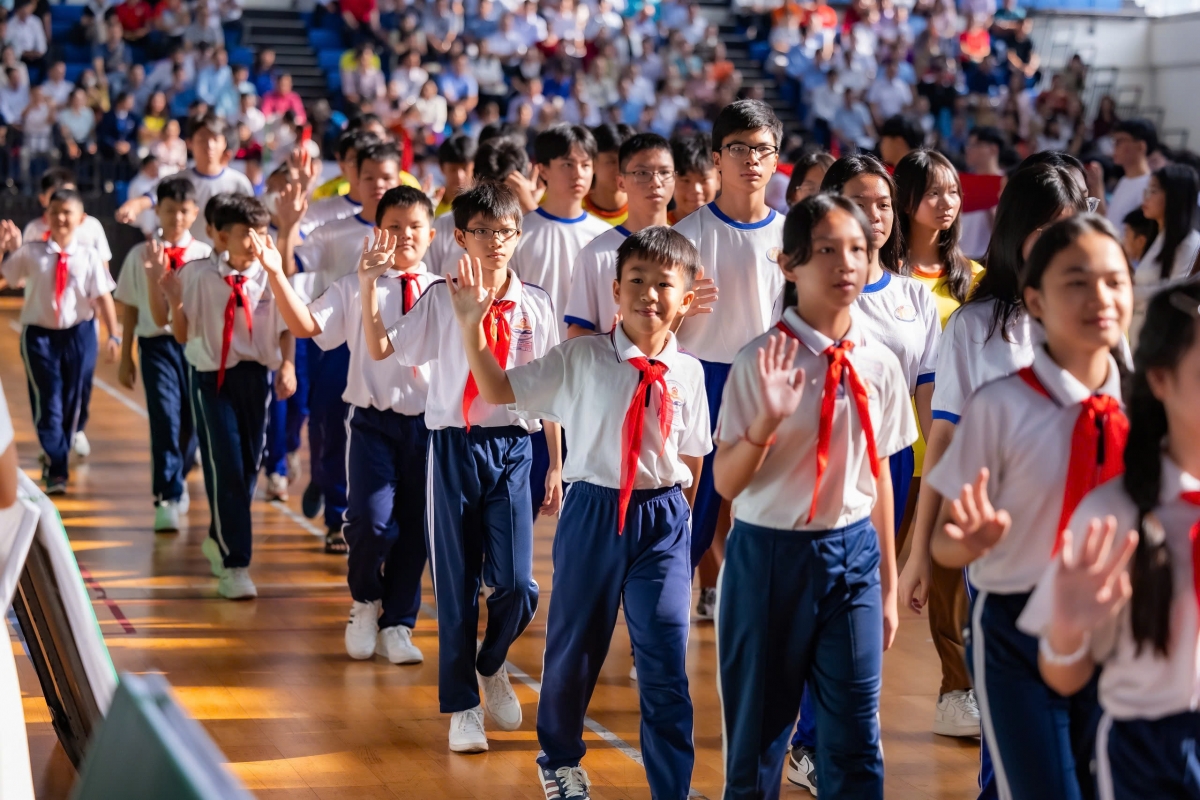 Các em học sinh đại diện các cụm chuyên môn tham gia Lễ khai mạc
Hội thi TDTT học sinh Thành phố Hồ Chí Minh (ảnh: BTC)