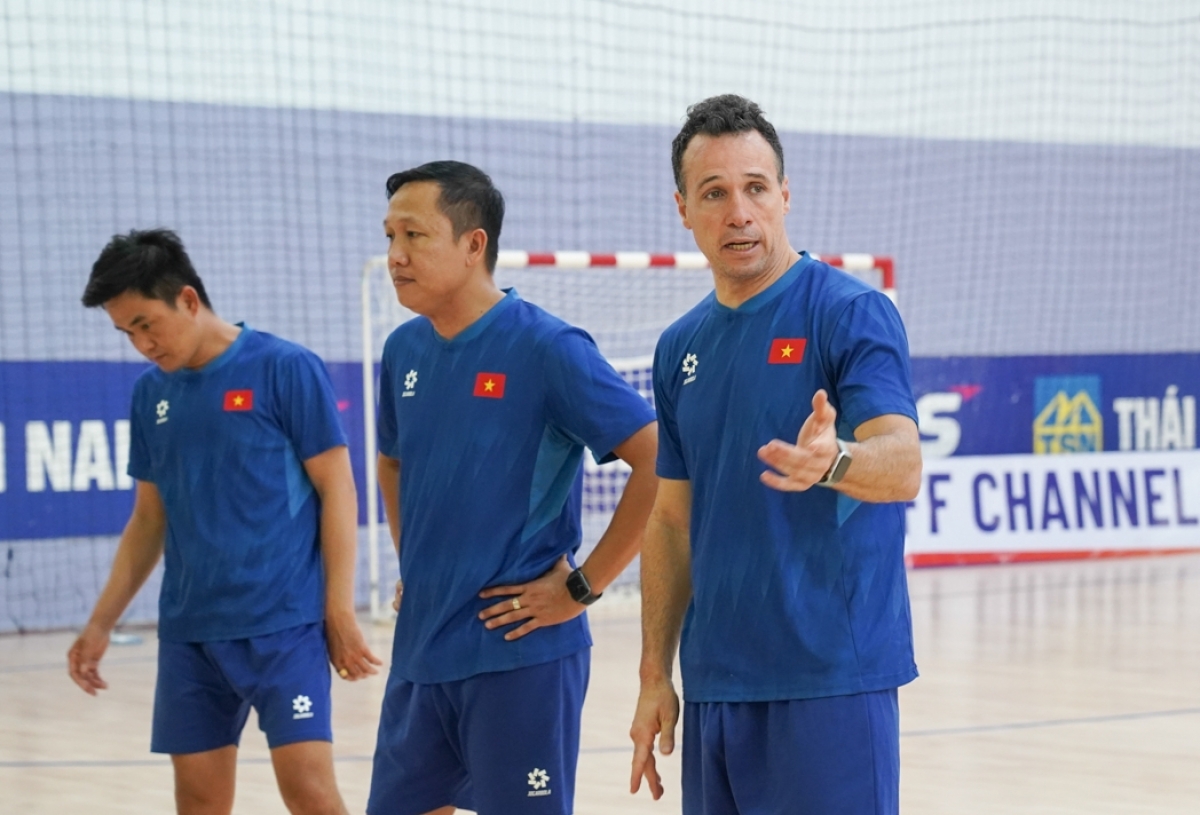 HLV Giustozzi lạc quan về tinh thần và phong độ tập luyện của các cầu thủ, nhưng cũng nhấn mạnh "trận mở màn gặp Kuwait được xem là trận đấu then chốt". Ảnh: VFF. 