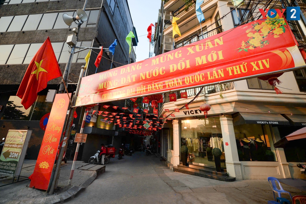 Không chỉ ở phố lớn, không khí Đại hội đã len lỏi vào từng "tế bào" của đô thị. Tại tổ dân phố số 18 (phường Giảng Võ), cờ Tổ quốc được treo trang trọng dọc lối đi trong ngõ nhỏ, nhuộm thắm không gian bằng sắc đỏ thiêng liêng.