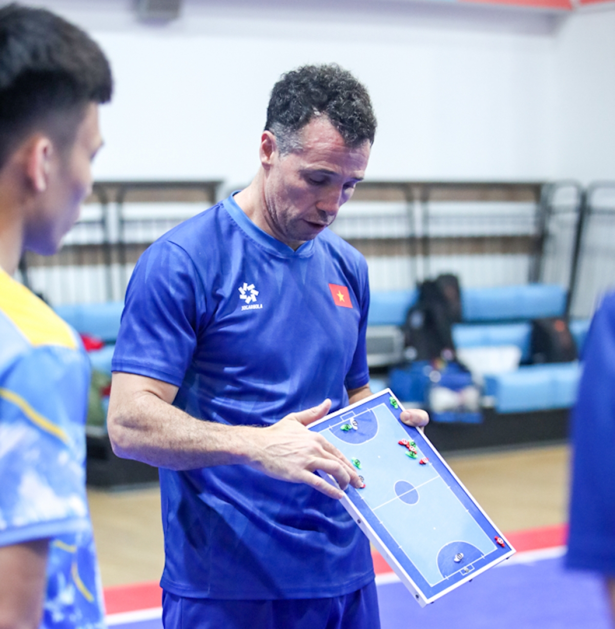 HLV Diego Giustozzi yêu cầu các cầu thủ cần kiên nhẫn để phá vỡ khối bê tông của tuyển Li-băng (Ảnh VFF)