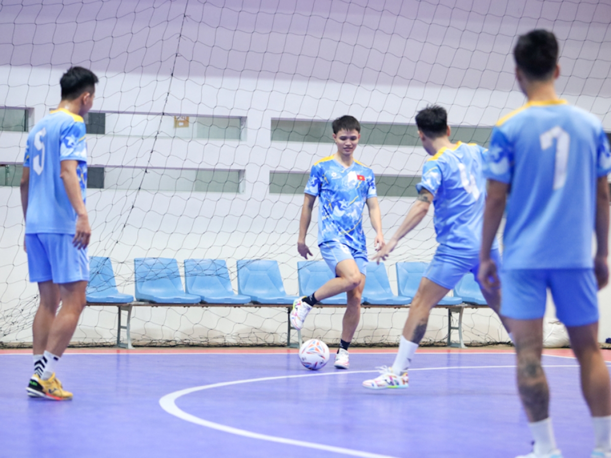 Toàn đội tập luyện vào khung giờ trưa để làm quen với lịch thi đấu (Ảnh VFF)