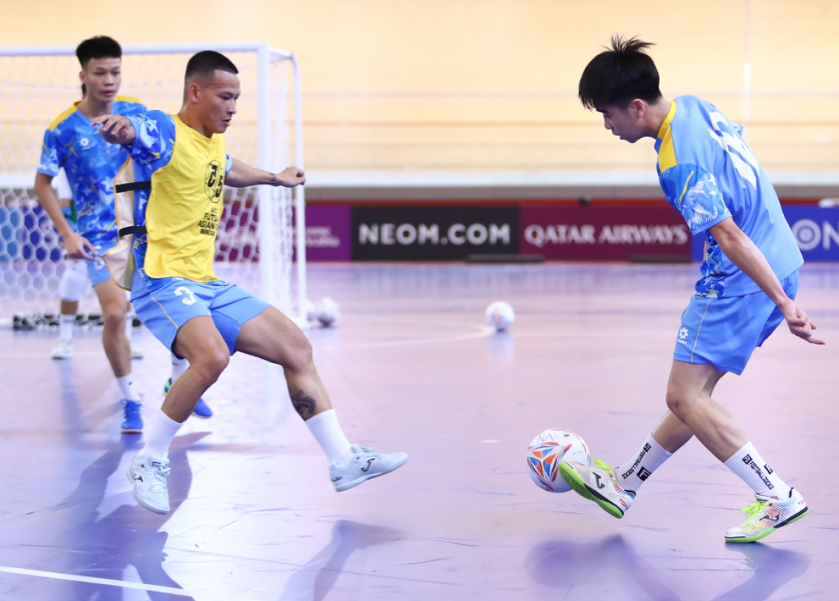và Thái Huy (áo bib vàng) là chỗ dựa tinh thần và chuyên môn cho các cầu thủ trẻ tại đội tuyển. Ảnh: VFF.