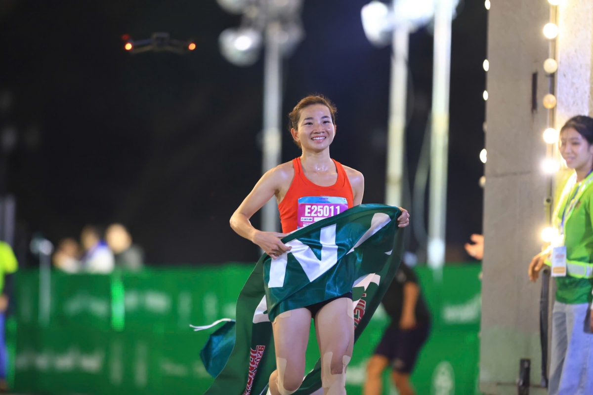 Tuyển thủ Nguyễn Thị Oanh lần thứ tư liên tiếp về nhất ở cự ly 21km nữ chuyên nghiệp (ảnh: BTC)