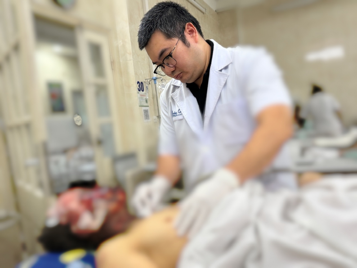 Bệnh nhan 15 tuổi bị biến dạng khuôn mặt, tổn thương nghiêm trọng do pháo nổ (Ảnh: BVCC)