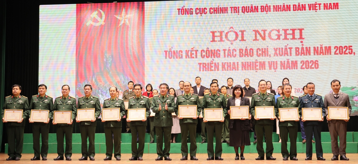 Ban Văn hóa- Xã hội và Dân tộc (VOV2) là một trong các đơn vị có thành tích tuyên truyền xuất sắc về nhiệm vụ quân sự quốc phòng trong năm qua (Ảnh: Bình Minh)