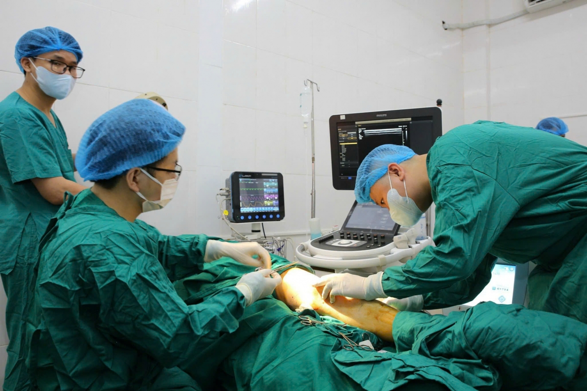 Các bác sỹ BV Đa khoa tỉnh Hà Tĩnh đang can thiệp cho 1 trường hợp bị suy giãn tĩnh mạch chi dưới. (Ảnh BV đa khoa Hà Tĩnh)